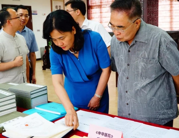 國(guó)家衛(wèi)生健康委黨組成員、國(guó)家中醫(yī)藥管理局黨組書記余艷紅（前排左一）在中醫(yī)藥信息研究所調(diào)研中醫(yī)古籍相關(guān)工作